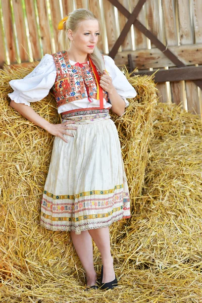 Vrouw gekleed in Slowaakse folklore kostuum — Stockfoto