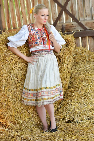 Mulher vestida com traje folclórico eslovaco — Fotografia de Stock