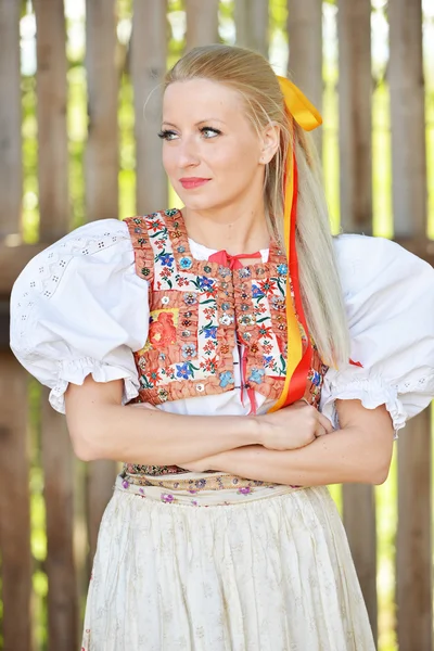 Donna vestita in costume folcloristico slovacco — Foto Stock