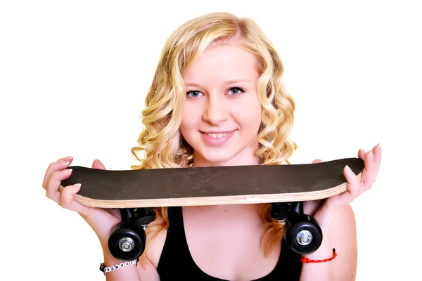 Ung kvinna med skateboard — Stockfoto