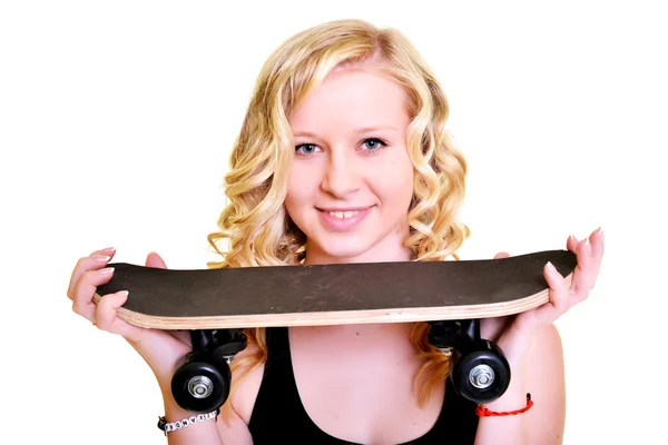 Jeune femme avec planche à roulettes — Photo