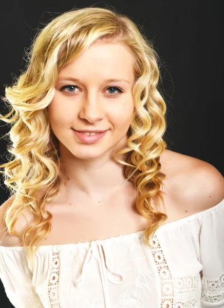 Jong blond vrouw — Stockfoto