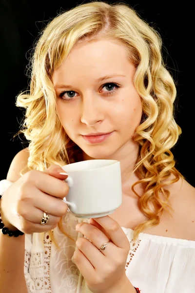 Frau trinkt Kaffee — Stockfoto