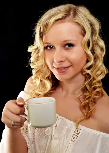 Frau trinkt Kaffee — Stockfoto