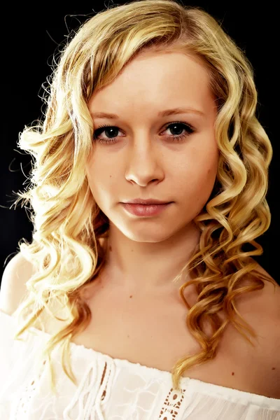 Portret van jonge blonde vrouw — Stockfoto