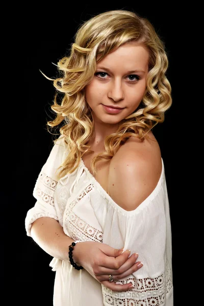 Portret van jonge blonde vrouw — Stockfoto