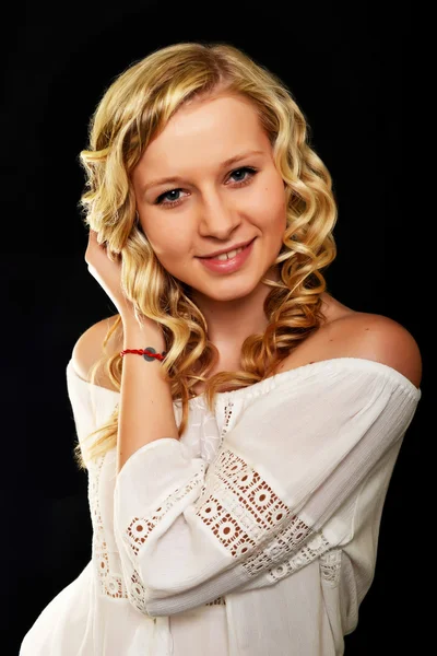 Portret van jonge blonde vrouw — Stockfoto