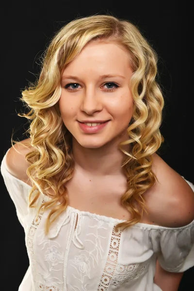 Portret van jonge blonde vrouw — Stockfoto