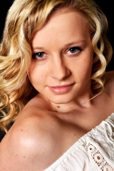 Portret van jonge blonde vrouw — Stockfoto