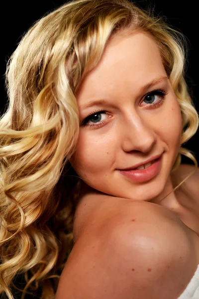 Genç sarışın kadın portresi — Stok fotoğraf