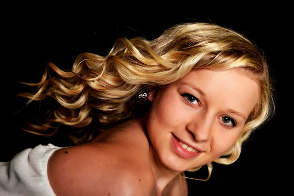 Portret van jonge blonde vrouw — Stockfoto