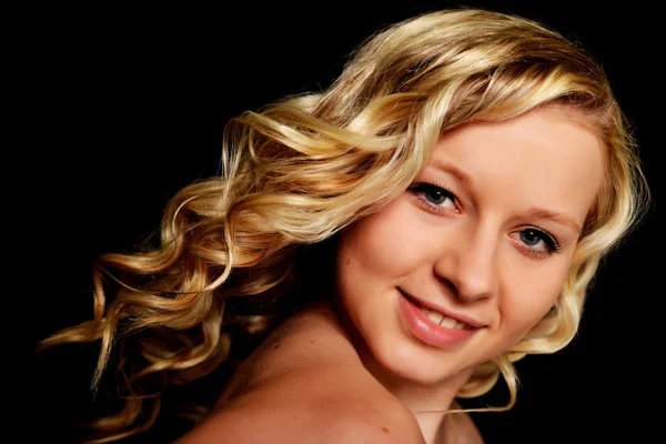 Portret van jonge blonde vrouw — Stockfoto