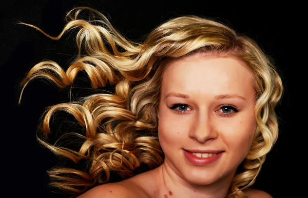 Портрет молодої блондинки — стокове фото