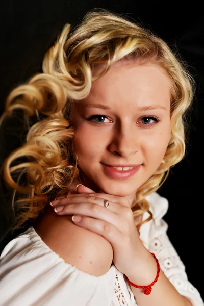 Porträtt av ung blond kvinna — Stockfoto