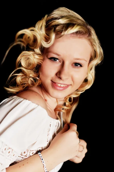 Porträt einer jungen blonden Frau — Stockfoto