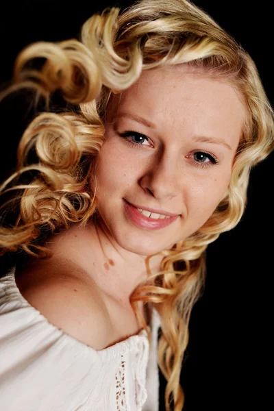 Portret van jonge blonde vrouw — Stockfoto