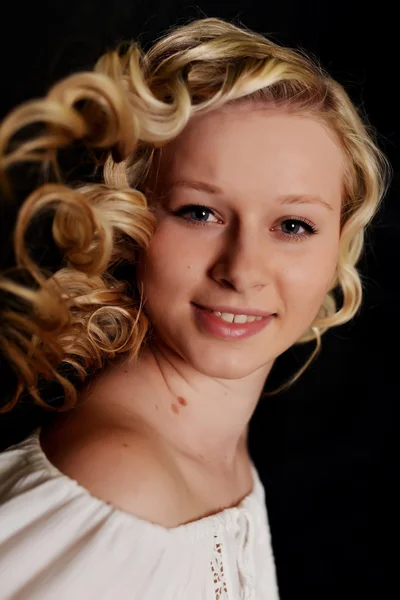 Portret van jonge blonde vrouw — Stockfoto