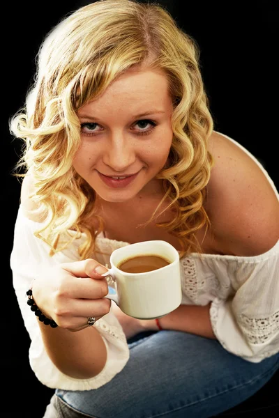 Frau trinkt Kaffee — Stockfoto