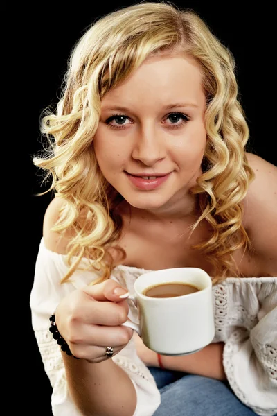 Kvinnan dricker kaffe — Stockfoto