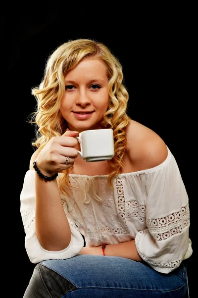 Frau trinkt Kaffee — Stockfoto