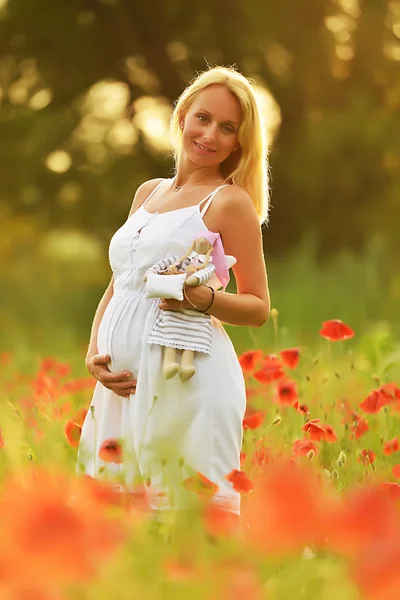 Mulher grávida com uma boneca — Fotografia de Stock