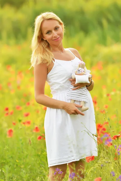 Mujer embarazada con una muñeca — Foto de Stock