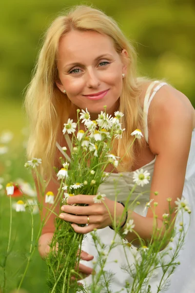 Těhotná žena s chamomiles — Stock fotografie