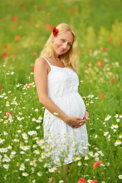 Mulher feliz grávida — Fotografia de Stock