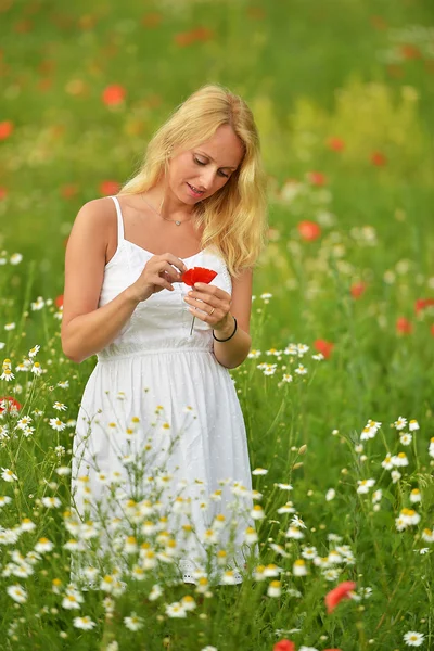 Donna felice incinta — Foto Stock