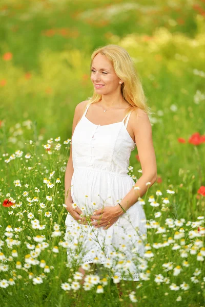 Mulher feliz grávida — Fotografia de Stock