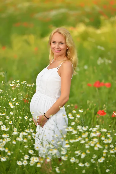 Gravid glad kvinna — Stockfoto