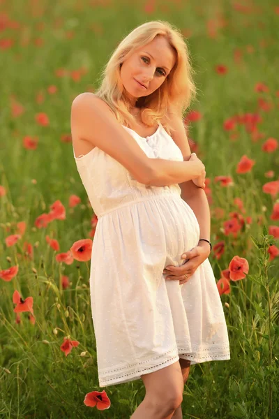 Gravid glad kvinna — Stockfoto