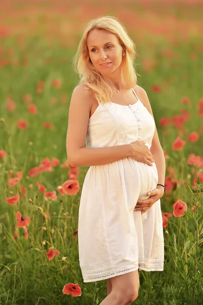 Mulher feliz grávida — Fotografia de Stock