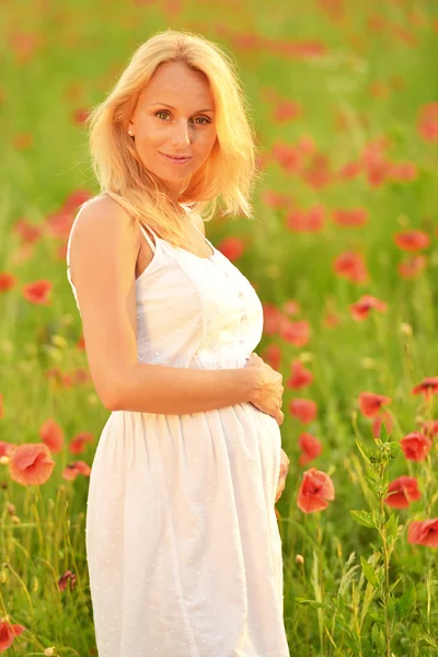 Mulher feliz grávida — Fotografia de Stock