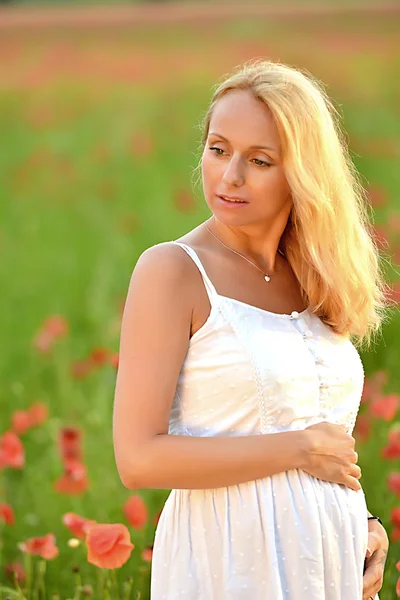 怀孕幸福的女人 — 图库照片