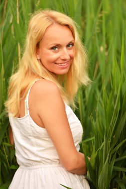 mutlu bir kadın hamile