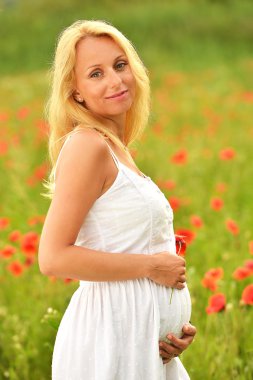 mutlu bir kadın hamile