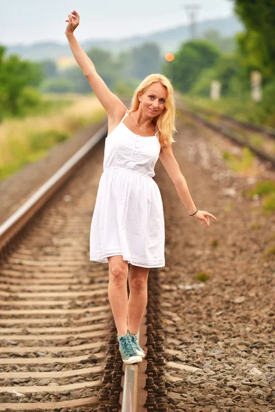 Zwangere vrouw op rails — Stockfoto