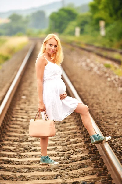 Mulher grávida em trilhos — Fotografia de Stock