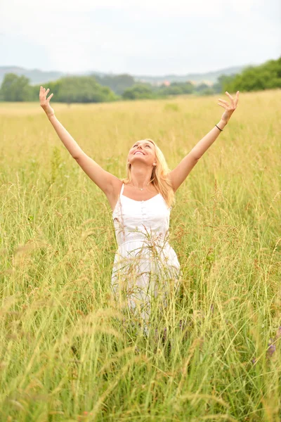 Mulher feliz grávida — Fotografia de Stock