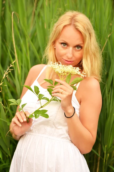 Mulher feliz grávida — Fotografia de Stock