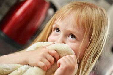 Bir havlu ile küçük kız