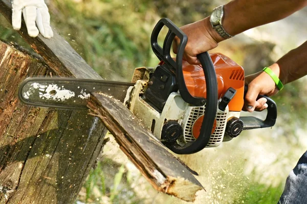 Man using saw — Stock Photo, Image