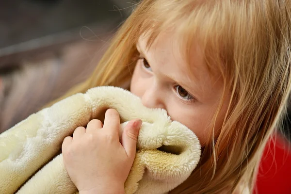 Bambina con un asciugamano — Foto Stock