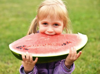 karpuz yiyen sevimli küçük kız