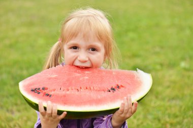 karpuz yiyen sevimli küçük kız