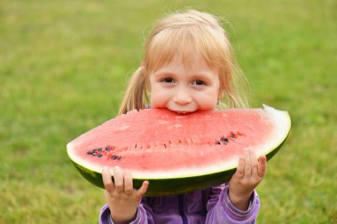 karpuz yiyen sevimli küçük kız