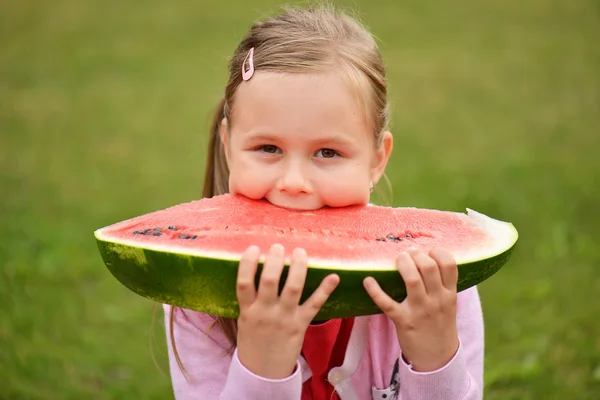 Gadis kecil yang lucu makan semangka — Stok Foto