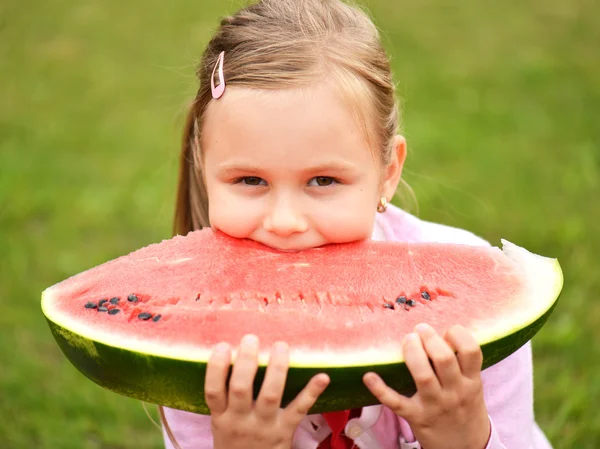 Aranyos kislány enni görögdinnye — Stock Fotó