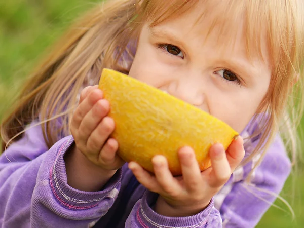 Ragazzina mangiare melone — Foto Stock